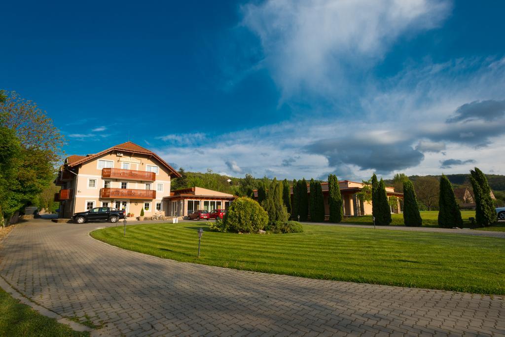 Hotel Honti Wellness Es Konferencia Szalloda Вишеград Экстерьер фото