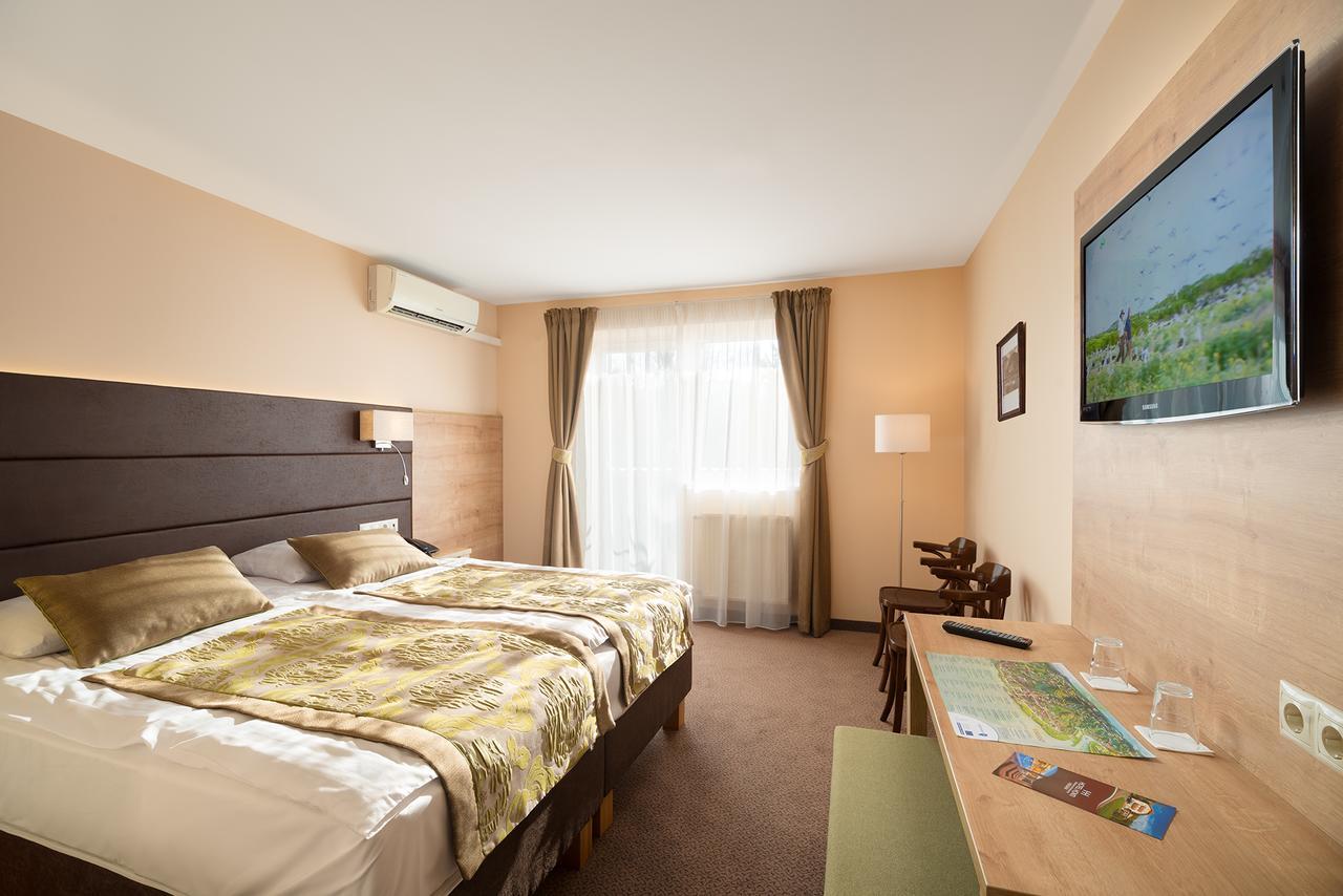 Hotel Honti Wellness Es Konferencia Szalloda Вишеград Экстерьер фото